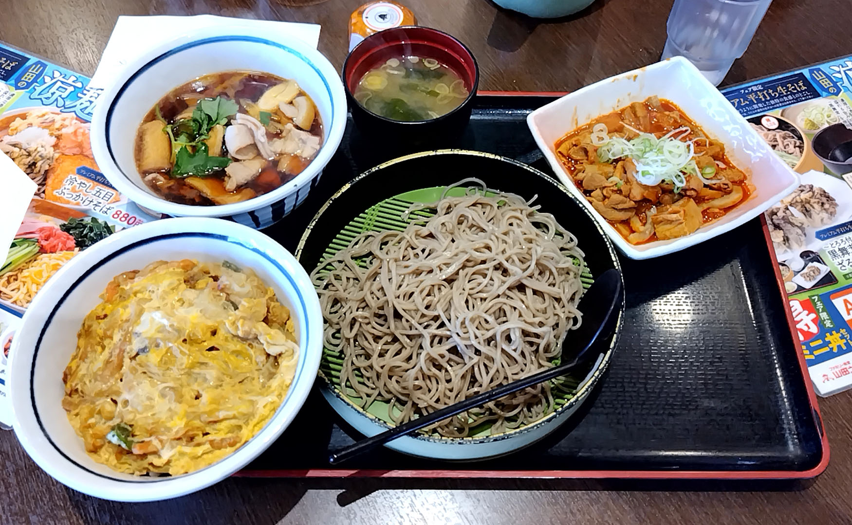 俺のの山田うどんスペシャルご紹介…かき揚げ丼・肉汁そば・赤パンチ（もつ煮込み）セット