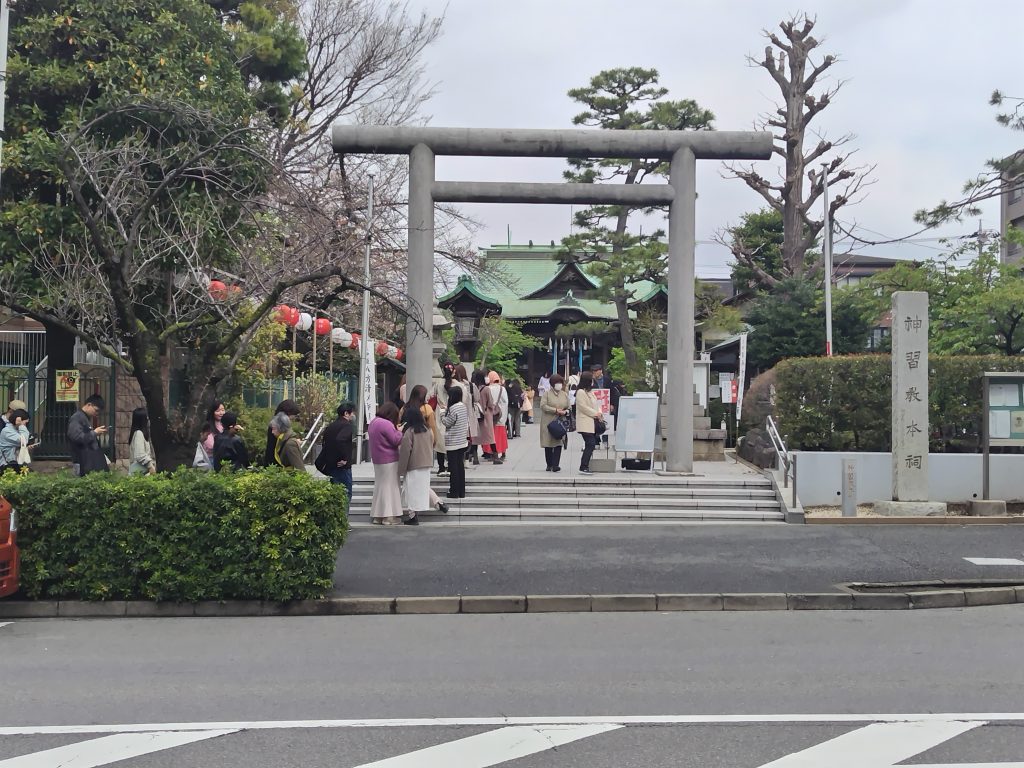 桜新町の桜神宮では、御朱印を求める人たちの長蛇の列